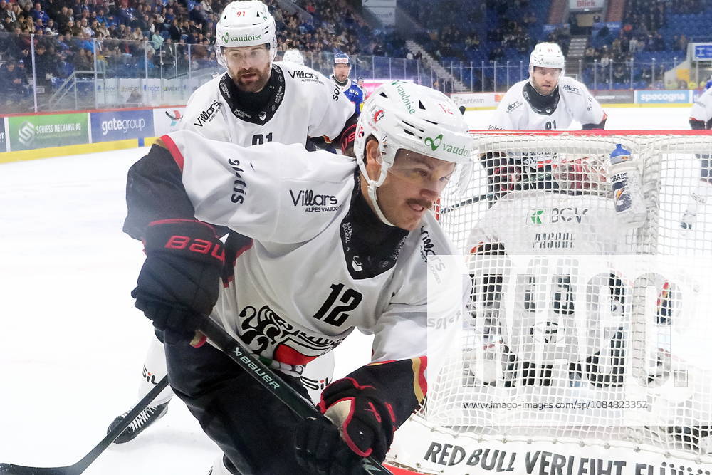 Swiss Ice hockey, Eishockey - EHC Kloten vs Lausanne Hockey - Lausanne Forward Yannick Zehnder (12)