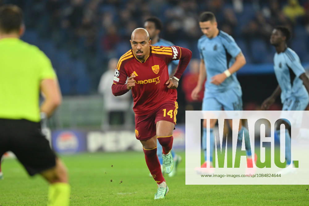 AS Roma v Slovan Bratislava - UEFA Champions League ROME, ITALY - OCTOBER 20 : Donyell Malen of AS Roma scores The penalty during the Champions League match between Slovan Bratislava at Stadio Olimpico on October 20 ,2026 in Rome, Italy. Claudio Pasquazi Anadolu Rome Italy. Editorial use only. Please get in touch for any other usage.
