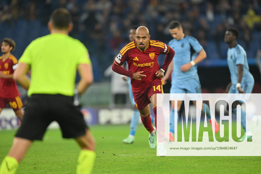 AS Roma v Slovan Bratislava - UEFA Champions League ROME, ITALY - OCTOBER 20 : Donyell Malen of AS Roma celebrates after scores The penalty during the Champions League match between Slovan Bratislava at Stadio Olimpico on October 20 ,2026 in Rome, Italy. Claudio Pasquazi Anadolu Rome Italy. Editorial use only. Please get in touch for any other usage.