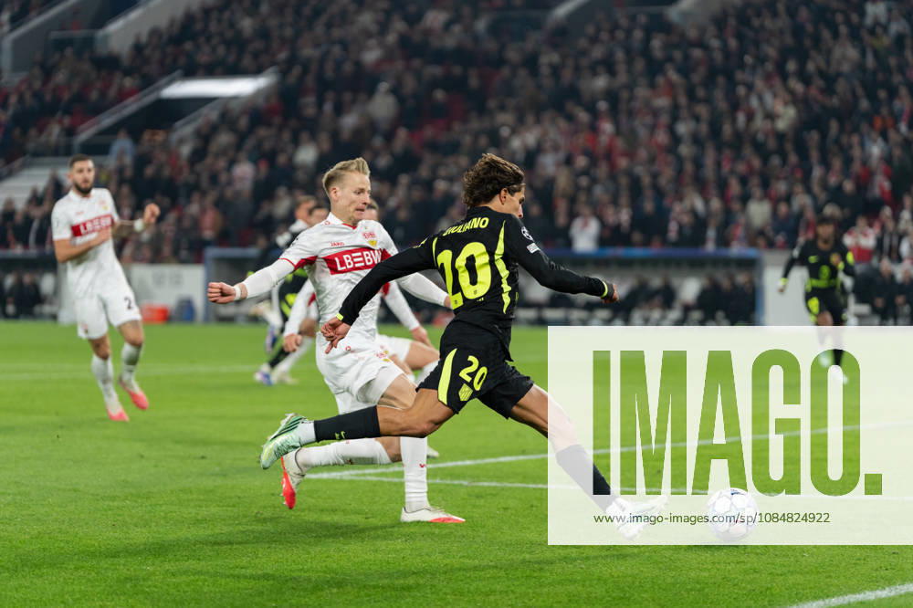 Soccer, UEFA Champions League, VfB Stuttgart vs. Atlético Madrid, from left: Chris Führich 10, VfB Stuttgart attempts to block a cross from Giuliano Simeone 20, Atlético Madrid, Stuttgart