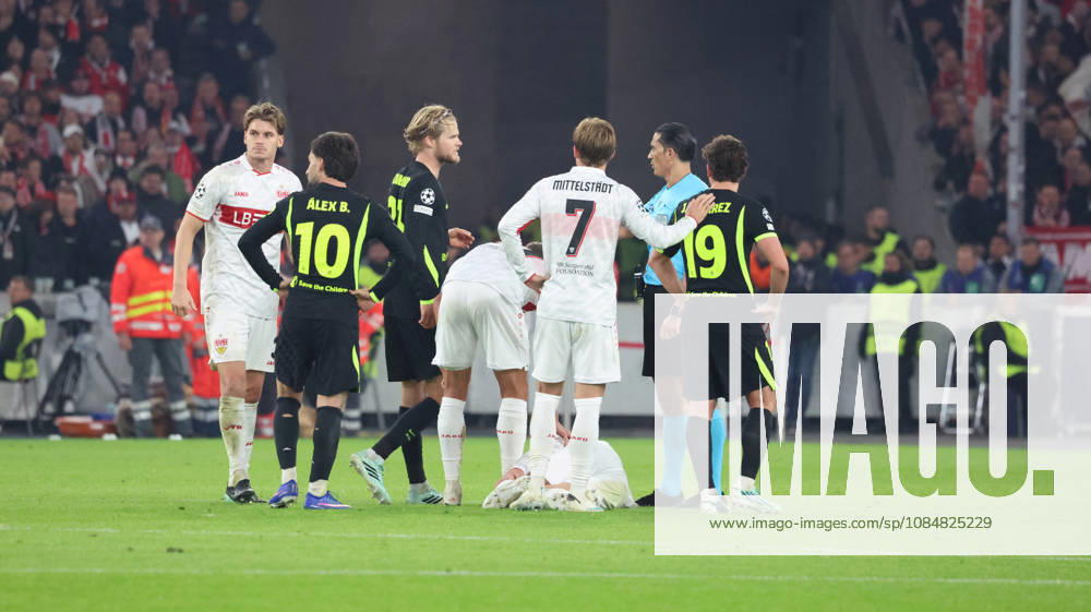 Soccer, UEFA Champions League, VfB Stuttgart vs. Atlético Madrid: Referee Serdar Gözübüyük shows Morten Hjulmand of Atlético Madrid a red card; Stuttgart