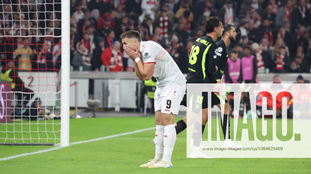 Soccer, UEFA Champions League, VfB Stuttgart vs. Atlético Madrid, Ermedin Demirovic, VfB Stuttgart, disappointed, looks disappointed, dejected, disappointed, Stuttgart