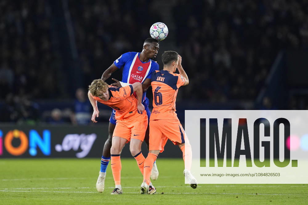 Willian Pacho of PSG fights against Anthony Gordon and Gavi of FC Barcelona, Barca during the UEFA Champions League 2026 27 League Phase MD3 match between Paris Saint-Germain and FC Barcelona at Parc des Princes on Octuber 20, 2026, in Paris, France. Paris France - ZUMAa181 20261020_zaa_a181_138