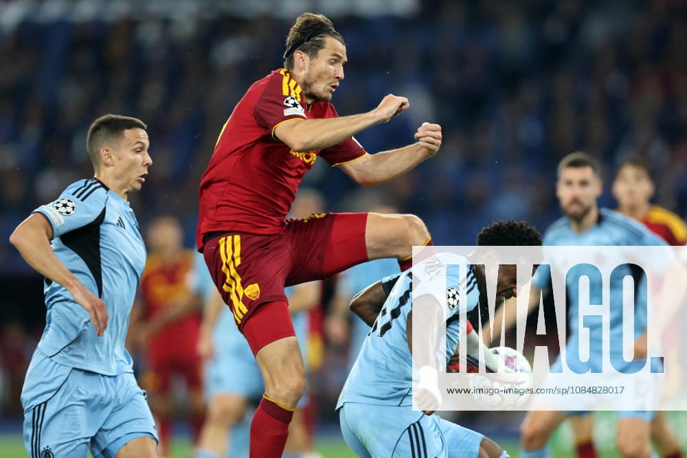 SOCCER - UEFA Champions League - AS Roma vs. Slovan Bratislava Photo by IPA ABACAPRESS.COM89963812 - Rome, Italy - October 20, 2026: Marten de Roon (central midfielder) of AS Roma and Sandro Cruz (left back) of SK Slovan Bratislava in action during the 2026-2027 UEFA Champions League soccer match between AS Roma and SLOVAN BRATISLAVA at the Olympic Stadium in Rome. Roma Italy