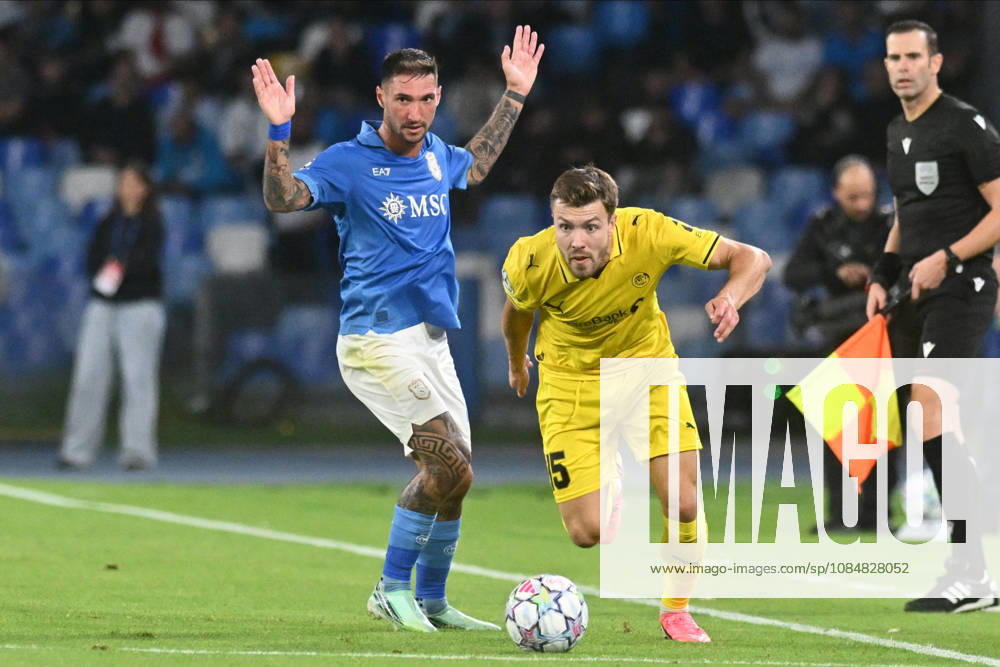 SOCCER - UEFA Champions League - SSC Napoli vs. Bodo Glimt Photo by IPA ABACAPRESS.COM89964827 - Fredrik Andre Bjorkan of Bodo Glimt battles for the ball with Matteo Politano of SSC Napoli during the UEFA Champions League match between SSC Napoli and Bodo Glimt at Diego Armando Maradona Stadium Naples Italy