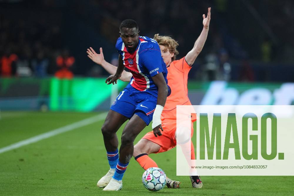 Willian Pacho of PSG holds off Anthony Gordon of Barcelona Paris Saint-Germain v Barcelona, UEFA Champions League, Football, Parc des Princes, Paris, France - 20 Oct 2026Paris Parc des Princes France