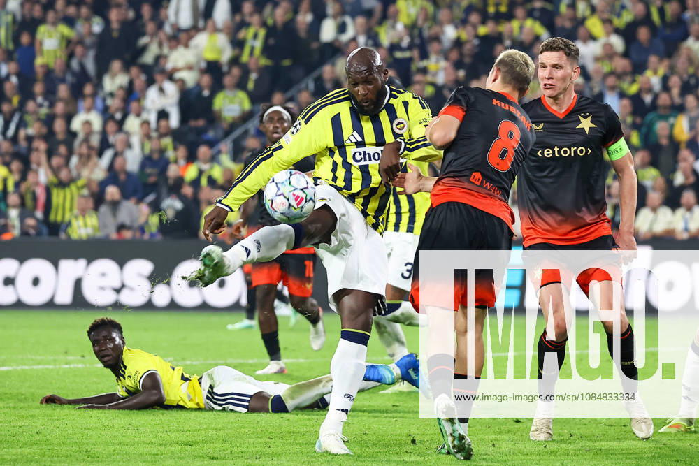 (261021) -- ISTANBUL, Oct. 21, 2026 -- Romelu Lukaku (C) of Fenerbahce competes during the UEFA Champions League football match between Fenerbahce and SK Slavia Praha in Istanbul, T¨¹rkiye, on Oct. 20, 2026. (Photo by Xinhua) (SP)T?RKIYE-ISTANBUL-UEFA CHAMPIONS-FENERBAHCE-SK SLAVIA PRAHA MustafaxKaya