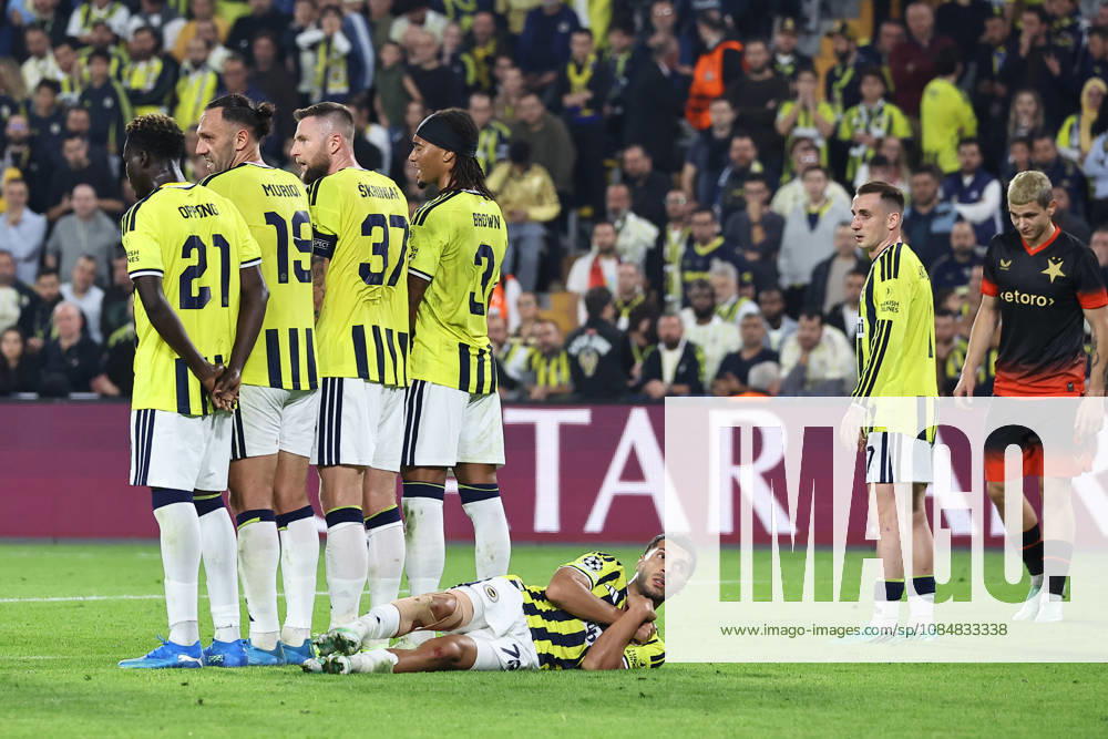 (261021) -- ISTANBUL, Oct. 21, 2026 -- Fenerbahce players are setting up a wall for a free kick during the UEFA Champions League football match between Fenerbahce and SK Slavia Praha in Istanbul, T¨¹rkiye, on Oct. 20, 2026. (Photo by Xinhua) (SP)T?RKIYE-ISTANBUL-UEFA CHAMPIONS-FENERBAHCE-SK SLAVIA PRAHA MustafaxKaya