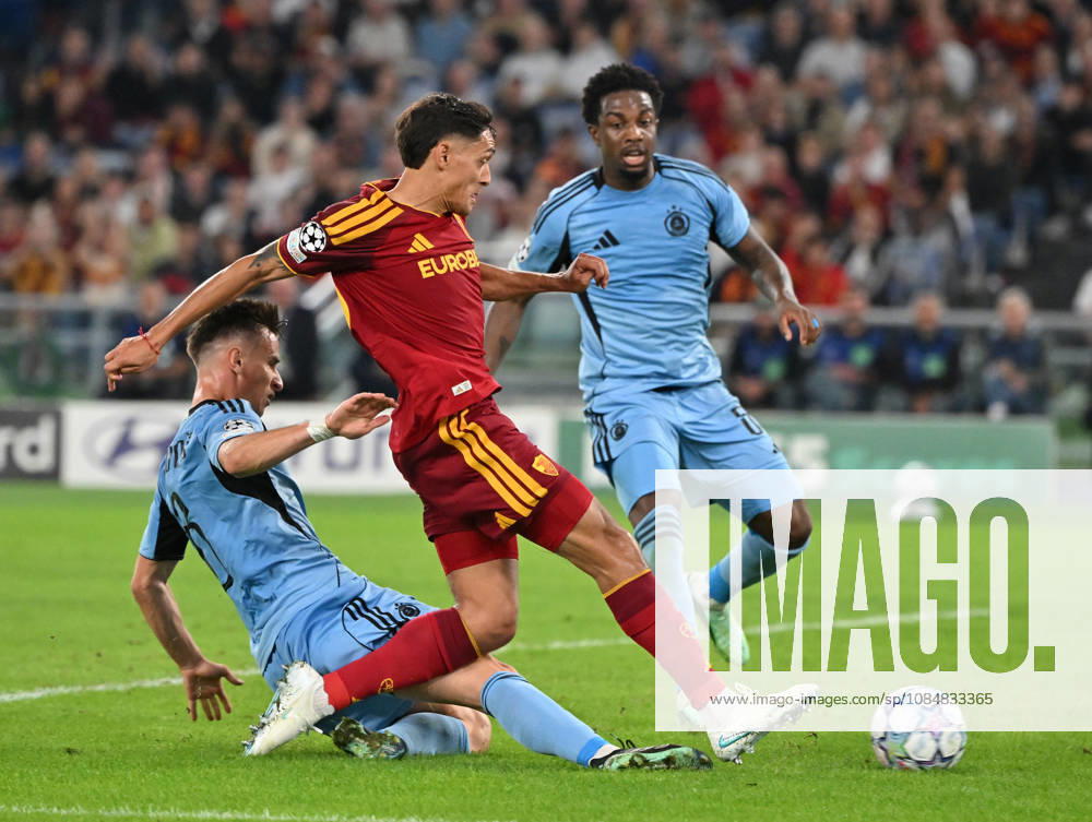 (261021) -- ROME, Oct. 21, 2026 -- Roma s Nahuel Molina (C) shoots to score during the UEFA Champions League football match between Roma and Slovan Bratislava in Rome, Italy, Oct. 20, 2026. (Photo by Xinhua) (SP)ITALY-ROME-FOOTBALL-UEFA CHAMPIONS LEAGUE-ROMA VS SLOVAN BRATISLAVA AlbertoxLingria