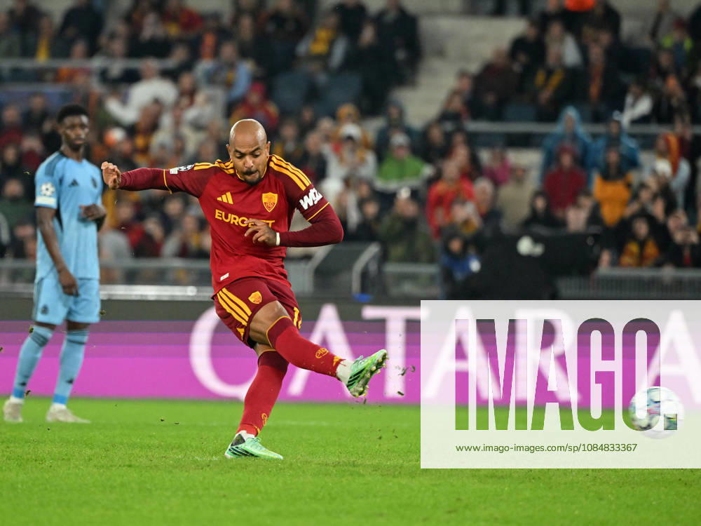 (261021) -- ROME, Oct. 21, 2026 -- Roma s Donyell Malen takes a penalty to score during the UEFA Champions League football match between Roma and Slovan Bratislava in Rome, Italy, Oct. 20, 2026. (Photo by Xinhua) (SP)ITALY-ROME-FOOTBALL-UEFA CHAMPIONS LEAGUE-ROMA VS SLOVAN BRATISLAVA AlbertoxLingria