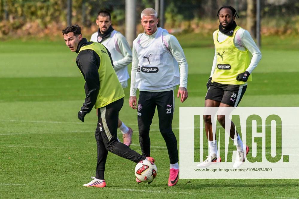 Branimir Hrgota, Louis Oppie, Pauli with the ball; Germany, Hamburg, training facility on Kollaustrasse, soccer, 2. Bundesliga, FC St. Pauli