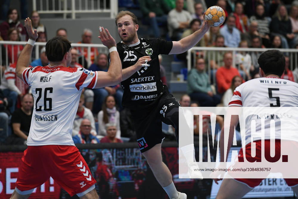 Handball Bundesliga, Matchday 8: TuSEM Essen vs. TV Emsdetten on October 19, 2026, at Sportpark Am Hallo in Essen. Tom Wolf (Essen), left; Jaris Tobeler (Emsdetten), center; Valentin Willner (Essen), right xRx