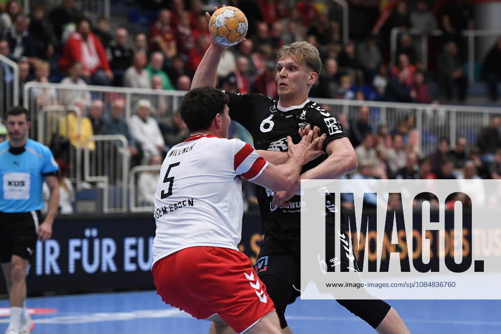Handball Bundesliga, Matchday 8: TuSEM Essen vs. TV Emsdetten on October 19, 2026, at Sportpark Am Hallo in Essen. Valentin Willner (Essen), front; Niclas Benedict Heitkamp (Emsdetten), back xRx