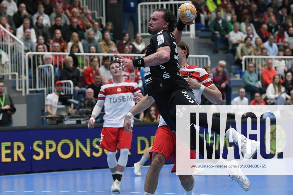 2nd Handball Bundesliga, Matchday 8: TuSEM Essen vs. TV Emsdetten on October 19, 2026, at Sportpark Am Hallo in Essen. Marcel Timm (Emsdetten) in the foreground; Tom Wolf (Essen) in the background xRx