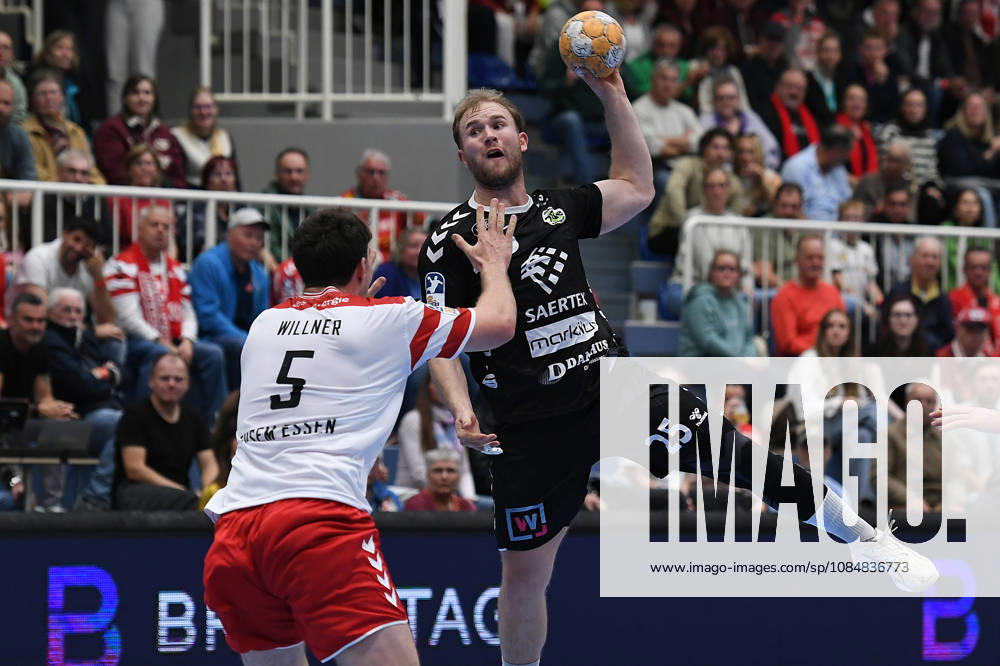 Handball Bundesliga, Matchday 8: TuSEM Essen vs. TV Emsdetten on October 19, 2026, at Sportpark Am Hallo in Essen. Valentin Willner (Essen) in the foreground; Jaris Tobeler (Emsdetten) in the background xRx