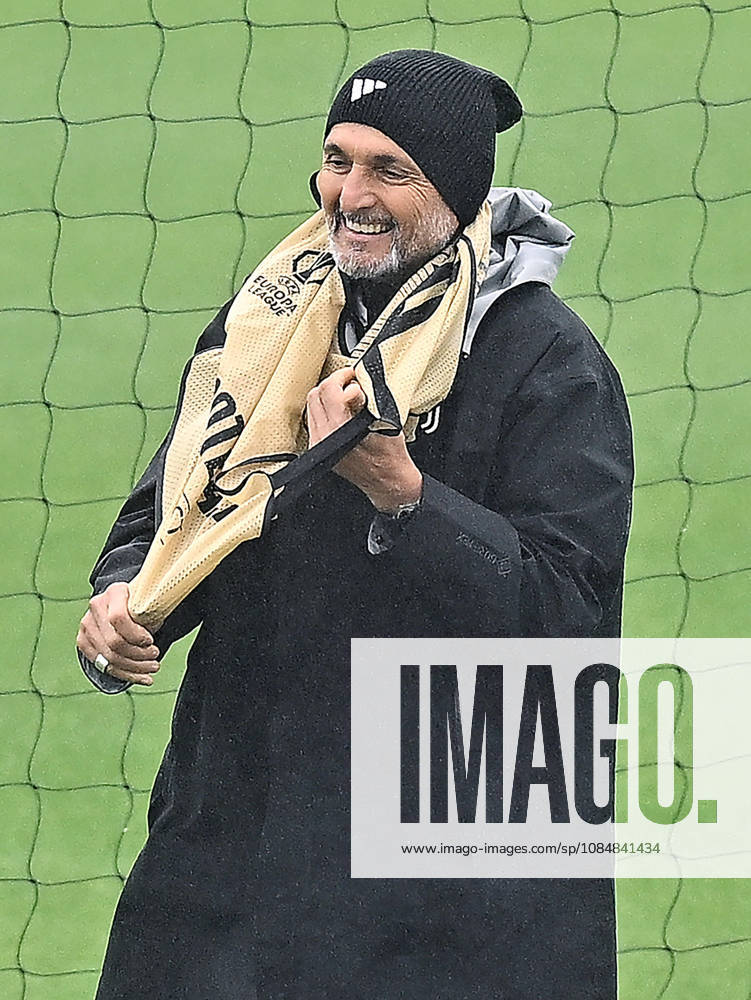 Juventus coach Luciano Spalletti during training on the eve of their UEFA Europa League soccer match against Rennes at the Continassa in Turin, italy, 21 october 2026 ANSA ALESSANDRO DI MARCO. UEFA Europa League: Juventus FC Training - ZUMAa110 20261021_zaf_a110_008