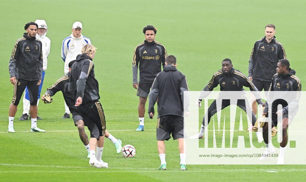 Juventus players during training on the eve of their UEFA Europa League soccer match against Rennes at the Continassa in Turin, italy, 21 october 2026 ANSA ALESSANDRO DI MARCO. UEFA Europa League: Juventus FC Training - ZUMAa110 20261021_zaf_a110_010