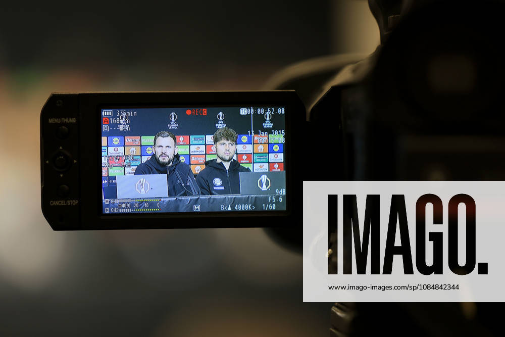 SOCCER - UEFA EL, Sturm vs Marseille GRAZ,AUSTRIA,21.OCT.26 - SOCCER - UEFA Europa League, SK Sturm Graz vs Olympique de Marseille, preview, press conference, PK, Pressekonferenz Sturm. Image shows a feature of head coach Fabio Ingolitsch and Simon Seidl (Sturm) on a TV camera screen. GEPAxpictures Buehner-Weinrauch