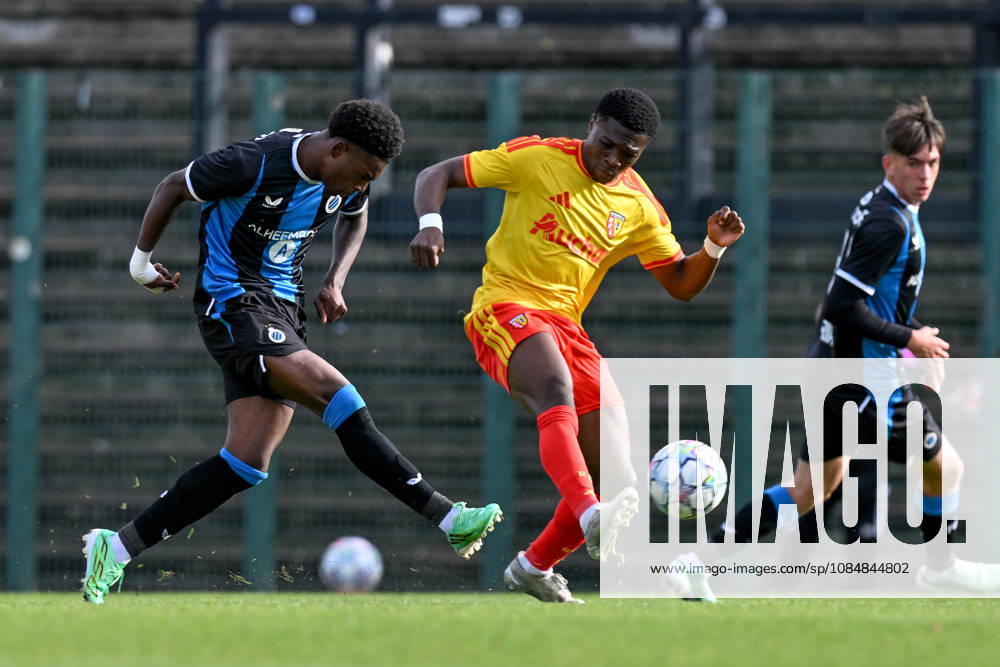 Youth League Club Brugge vs RC Lens Clever Ossohou (87) of Club Brugge NXT fighting for the ball with Kamil Adebayo (4) of Lens during the Uefa Youth League matchday 3 game in the League phase in season 2026 - 2027 between Club Brugge KV and Racing Club De Lens Under 19 on October 21 , 2026 in Roeselare, Belgium. (Photo by David Catry sportpix) Roeselare Belgium