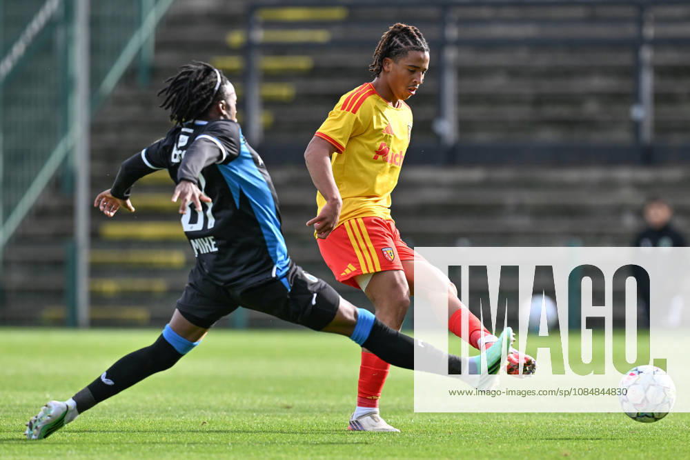 Youth League Club Brugge vs RC Lens Wisdom Mike (27) of Club Brugge NXT defending on Mohamed Sissoko (3) of Lens during the Uefa Youth League matchday 3 game in the League phase in season 2026 - 2027 between Club Brugge KV and Racing Club De Lens Under 19 on October 21 , 2026 in Roeselare, Belgium. (Photo by David Catry sportpix) Roeselare Belgium