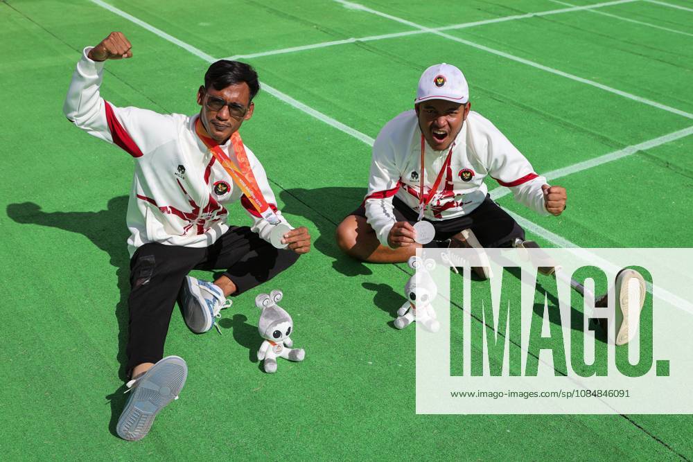 Indonesia wins silver medal in Asian Para Games 2026 OKAZAKI, JAPAN OCTOBER 21, 2026: Indonesian para archers Ken Swagumilang (right) and Arif Firmansyah (left) pose after the medal ceremony for the mens compound doubles final at the 5th Asian Para Games Aichi-Nagoya 2026 held at Okazaki Chuo Sogo Park, Japan. Okazaki Aichi JP