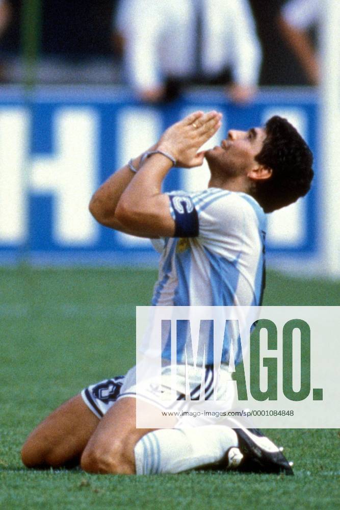 Diego Armando Maradona (Argentinien) mit einem Stoßgebet in Richtung Himmel Fußball WM Herren Weltmeisterschaft 1990, Länderspiel, Nationalmannschaft, Nationalteam, Nationaltrikot, Achtelfinale Einzelbild Turin Verzweiflung