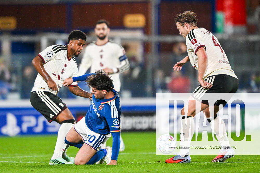 Martin Baturina of Calcio Como fights for the ball with Matthijs de Ligt of Manchester United, ManU Football Club during the UEFA Champions League stage match Phase MD3 between Calcio Como and Manchester United Football Club at the Giuseppe Sinigaglia stadium in Como, north Italy -October 21, 2026 - Soccer.