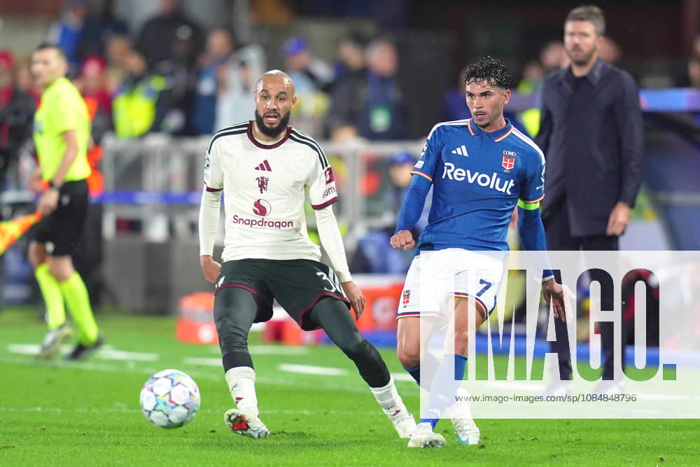 Como’s Lucas Da Cunha fights for the ball with Manchester United, ManU s Noussair Mazraoui during the UEFA Champions League football match between Como and Manchester United - Champions League 2026 2027 - Giuseppe Sinigallia in Como , north Italy - Wednesday , October 21, 2026. - Soccer