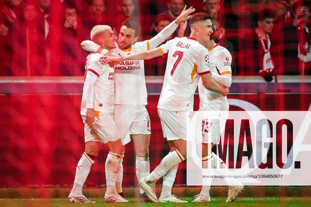 Villeneuve-D ascq, France, France: Lucas TORREIRA of Galatasaray celebrate his goal with teammates during the UEFA Champions League, League Phase MD3 match between Lille OSC (LOSC) and Galatasaray SK at Pierre Mauroy Stadium on October 21, 2026 in Villeneuve-d Ascq near Lille, France. Lille OSC V Galatasaray SK - UEFA Champions League - ZUMAm308 20261021_zsp_m308_022
