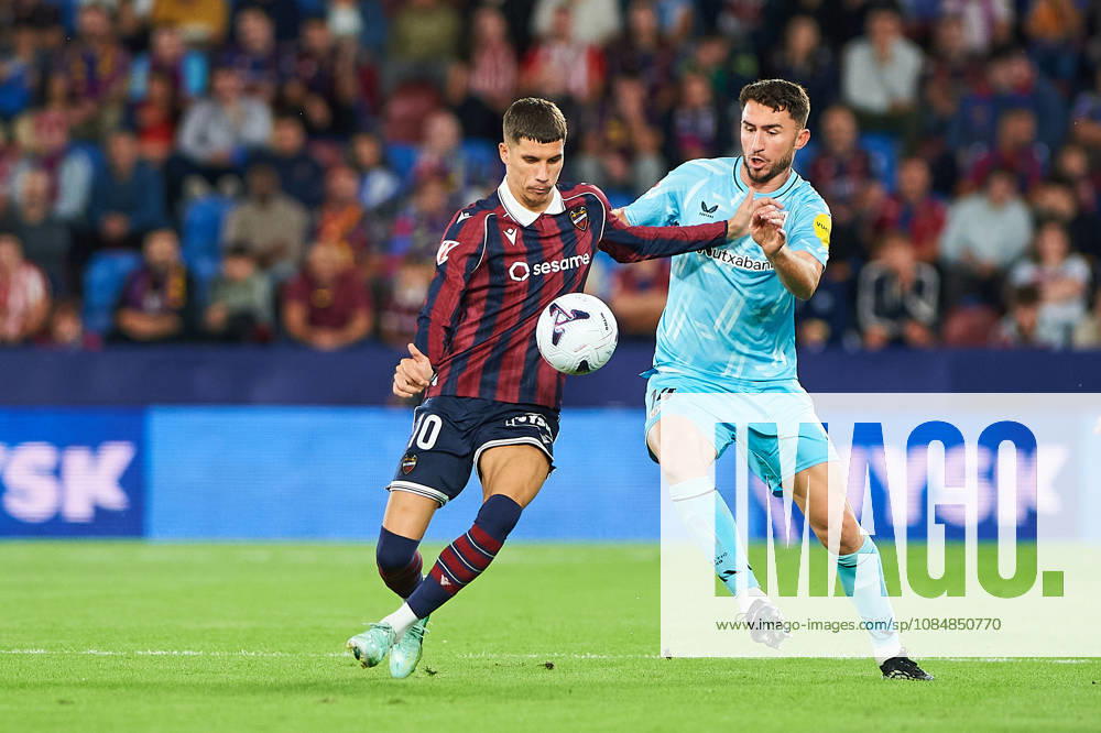 Petar Ratkov of Levante UD and Aymeric Laporte of Athletic Club during the LaLiga EA Sports match between Levante UD and Athletic Club at Estadi Ciutat de València on October 21, 2026, in Valencia, Spain