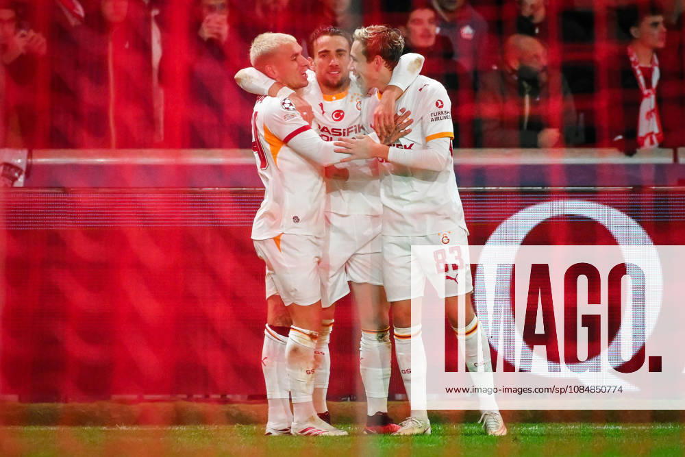 Villeneuve-D ascq, France, France: Lucas TORREIRA of Galatasaray celebrate his goal with teammates during the UEFA Champions League, League Phase MD3 match between Lille OSC (LOSC) and Galatasaray SK at Pierre Mauroy Stadium on October 21, 2026 in Villeneuve-d Ascq near Lille, France. Lille OSC V Galatasaray SK - UEFA Champions League - ZUMAm308 20261021_zsp_m308_023