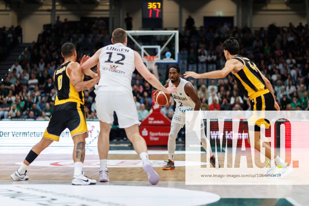 Terrell Harris of the Gladiators Trier with the ball, action shot: Vet Concept Gladiators Trier vs. KK Split, basketball, FIBA Europe Cup, Matchday 3, 2026–2027 season, October 21, 2026 Vet Concept Gladiators Trier vs. KK Split, Basketball, FIBA Europe Cup, Matchday 3, 2026–2027 Season