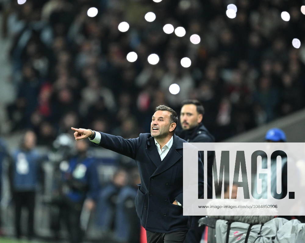 LOSC Lille v Galatasaray - UEFA Champions League LILLE, FRANCE - OCTOBER 21: Head coach Okan Buruk of Galatasaray gives tactics to his team during UEFA Champions League match between Lille and Galatasaray at Stade Pierre-Mauroy (Pierre Mauroy Stadium) in Lille, France on October 21, 2026. Mustafa Yalcin Anadolu Lille France. Editorial use only. Please get in touch for any other usage.