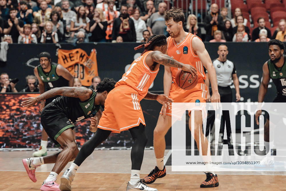 Game Day 4 of the Basketball Eurocup: Niners Chemnitz vs. Slask Wroclaw, October 21, 2026, starting at 7:00 p.m., Chemnitz, Chemnitz Arena. Pictured: No. 24 Cobe Williams, No. 90 Jannis von Seckendorf. Game Day 4 of the Basketball Eurocup: Niners Chemnitz vs. Slask Wroclaw. Chemnitz, Saxony, Germany