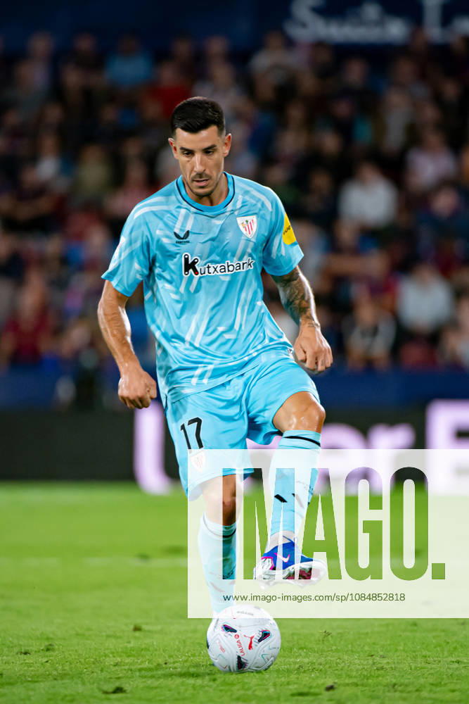 YURI BERCHICHE IZETA of Athletic Club controls the ball during the LaLiga EA Sports, match between Levante UD and Athletic Club at Ciutat de Valencia stadium Valencia Spain - ZUMAs385 20261021_zsp_s385_014