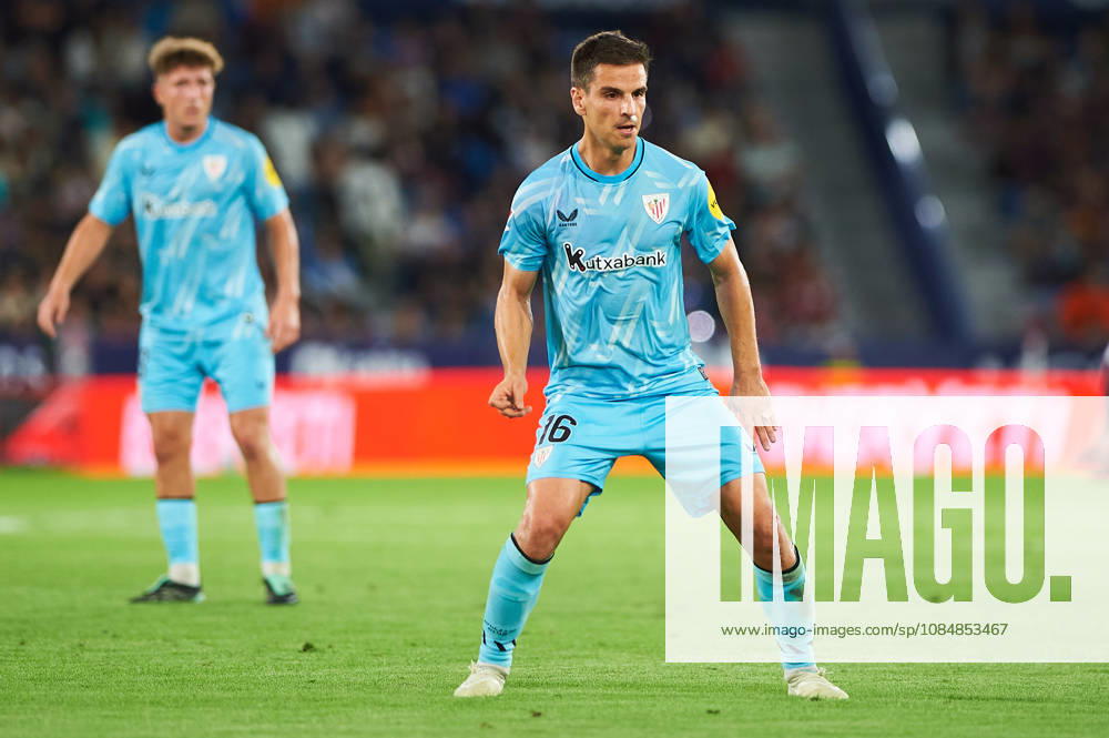 Inigo Ruiz de Galarreta of Athletic Club during the LaLiga EA Sports match between Levante UD and Athletic Club at Estadi Ciutat de València on October 21, 2026, in Valencia, Spain
