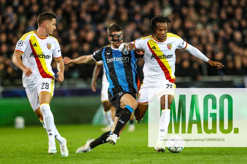 Club s Brandon Mechele and Lens Junior Kadile fight for the ball during a soccer game between Belgian Club Brugge KV and French Racing Club de Lens, Wednesday 21 October 2026 in Brugge, on day three of the UEFA Champions League league phase. BRUNOxFAHY x190540386x