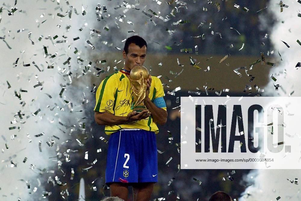 Cafu (Brasilien) küsst die Trophäe - NOT TO BE PUBLISHED IN POLAND Fußball WM Herren Weltmeisterschaft 2002, Finale, Endspiel, Länderspiel, Nationalmannschaft, Nationalteam Einzelbild Yokohama