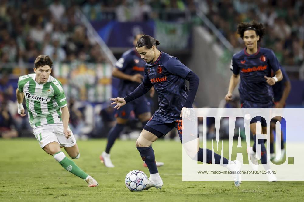 SEVILLE - (lr) Real Betis goalkeeper Ãlvaro Valles, Anis Hadj Moussa of Feyenoord and Gjivai Zechiël of Feyenoord during the UEFA Champions League match between Real Betis and Feyenoord at the La Cartuja de Sevilla stadium, on 21 October 2026 in Seville, Spain. BAS CZERWINSKI ANP UEFA Champions League 2026-2027 ANPxSportx IVx 573188286 originalFilename: 573188286