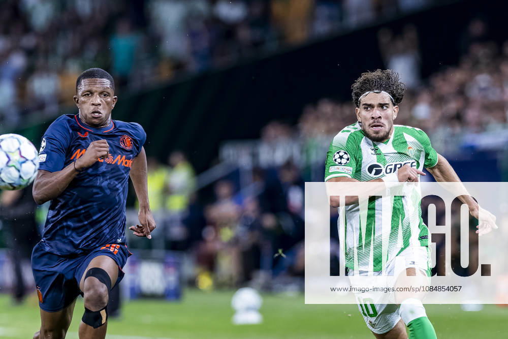 SEVILLE l Feyenoord defender Givairo Read and Real Betis forward Abde Ezzalzouli during the UEFA Champions League match between Real Betis and Feyenoord at La Cartuja de Sevilla on October 21, 2026, in Seville, Spain PETER LOUS EYE4IMAGES DeFodi Images