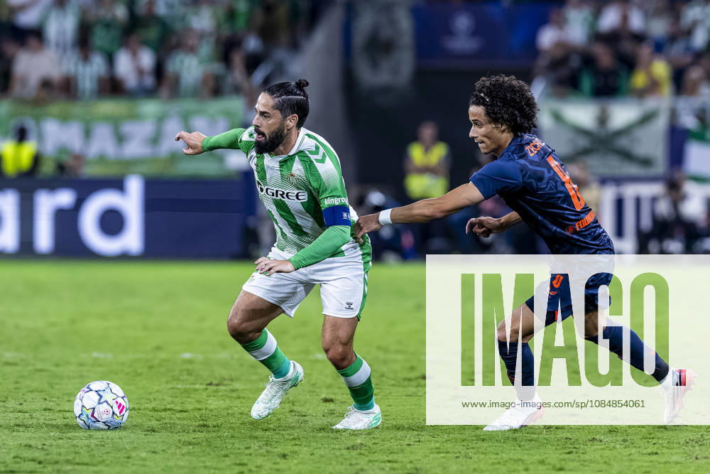 SEVILLE l Real Betis midfielder Isco and Feyenoord midfielder Gjivai Zechiël during the UEFA Champions League match between Real Betis and Feyenoord at La Cartuja de Sevilla on October 21, 2026, in Seville, Spain PETER LOUS EYE4IMAGES DeFodi Images