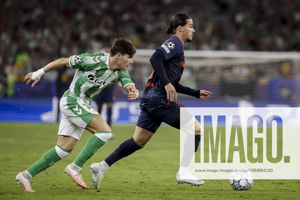 SEVILLE - (lr) Fran Garcia of Real Betis and Anis Hadj Moussa of Feyenoord during the UEFA Champions League match between Real Betis and Feyenoord at the La Cartuja de Sevilla stadium, on 21 October 2026 in Seville, Spain. BAS CZERWINSKI ANP UEFA Champions League 2026-2027 ANPxSportx IVx 573188478 originalFilename: 573188478