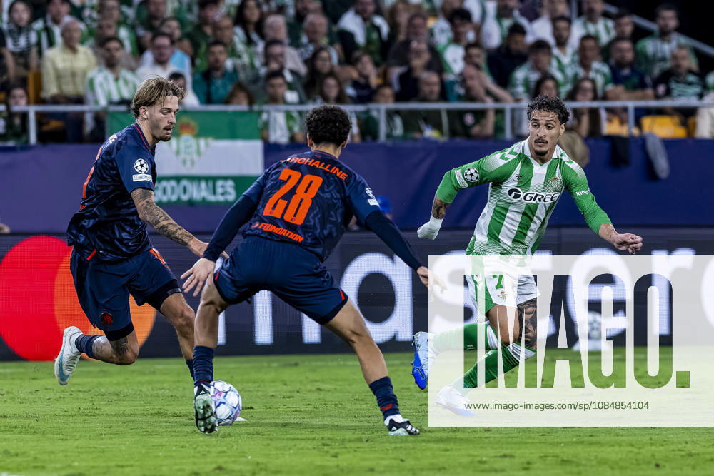 SEVILLE l Feyenoord midfielder Luciano Valente and Real Betis forward Antony during the UEFA Champions League match between Real Betis and Feyenoord at La Cartuja de Sevilla on October 21, 2026, in Seville, Spain PETER LOUS EYE4IMAGES DeFodi Images