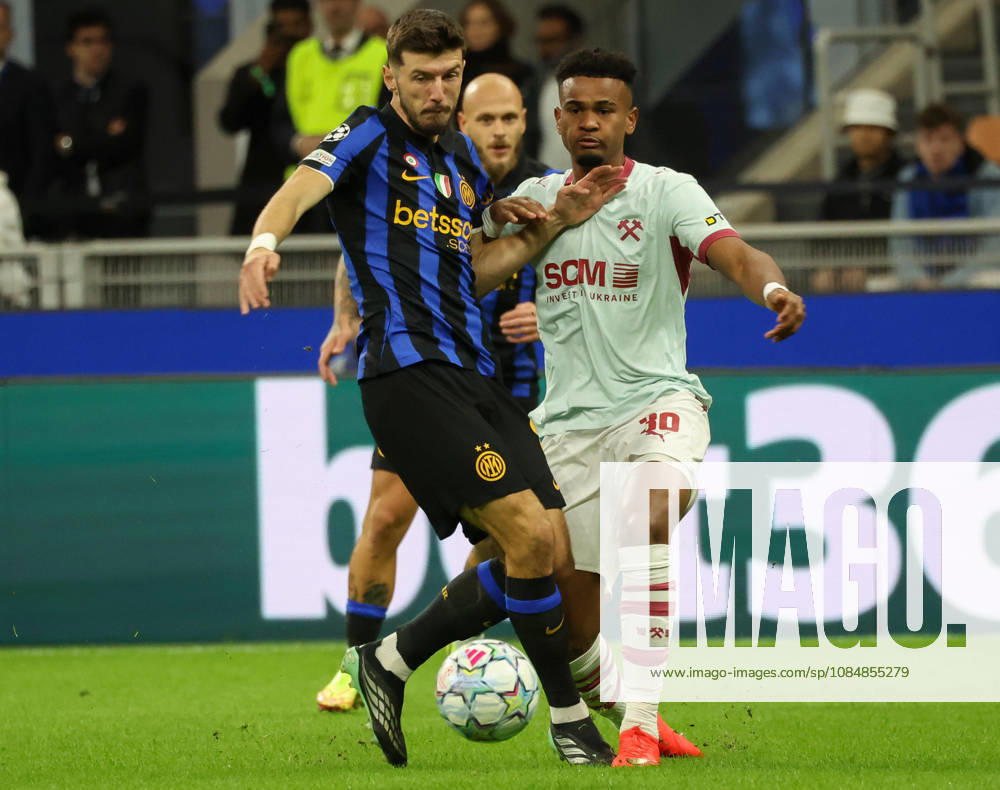 FC Inter Milan s mildfielder Petar Sucic in action against FC Shakhtar Donetsk s forward Alisson Santana during the UEFA Champions League soccer match between FC Inter Milan and FC Shakhtar Donetsk at Giuseppe Meazza stadium in Milan, 21 October 2026. ANSA MATTEO BAZZI. UEFA Champions League; FC Inter Milan Vs FC Shakhtar Donetsk - ZUMAa110 20261021_zaf_a110_059