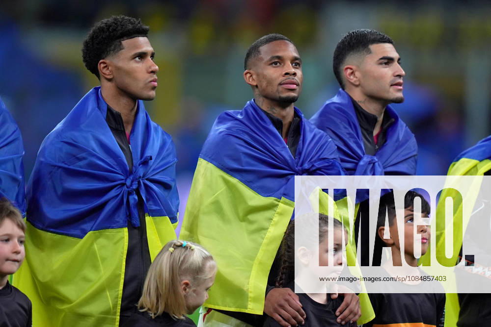 Shakhtar s players with the flag of Ukraine during the Uefa Champions League soccer match between Inter and Shakhtar Donetsk at San Siro Stadium in Milan , Italy - Wednesday October 21 , 2026. - Soccer