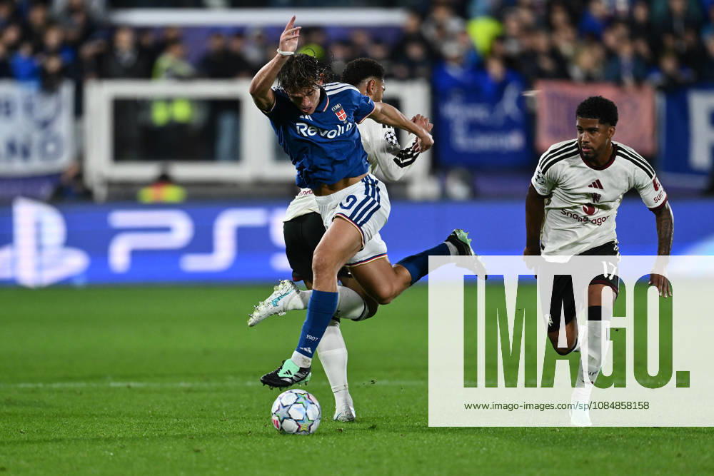 IPA90001142 - Nico Paz of Como 1907 and Andrey Santos of Manchester United, ManU F.C. are in action during the UEFA Champions League Matchday 3 soccer match between Como 1907 and Manchester United F.C. at the Giuseppe Sinigaglia Stadium on October 21, 2026, in Como, Italy.