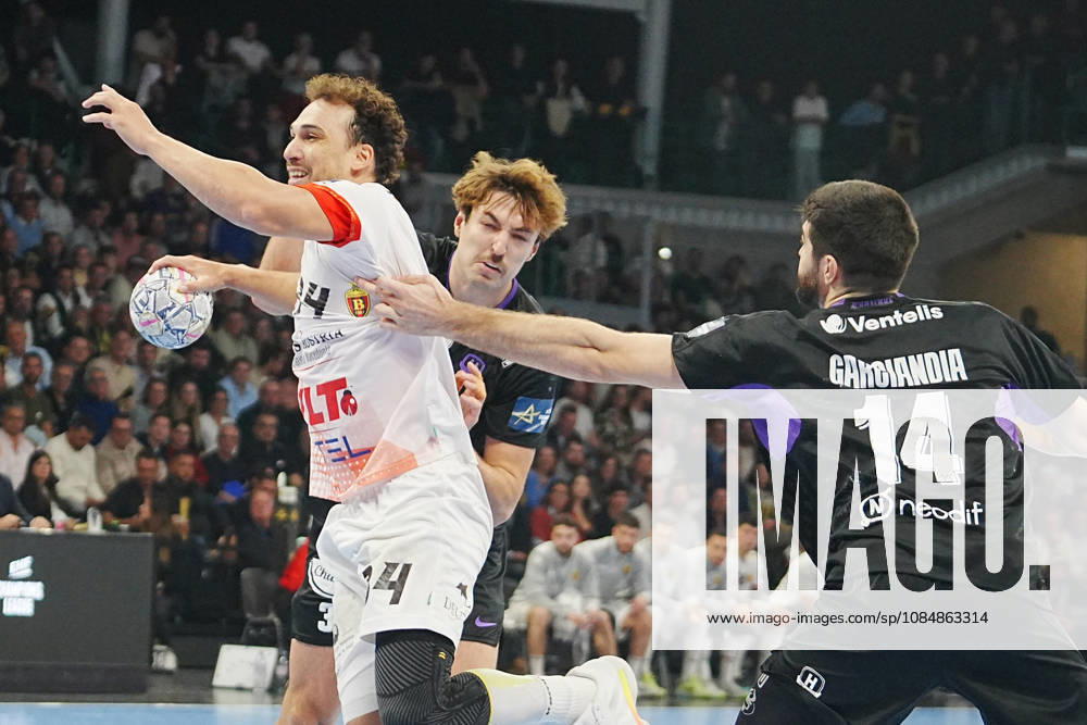 HANDBALL - CHAMPIONS LEAGUE - NANTES v VARDA SKOPJE - 21 10 2026 Nantes 21 Octobre 2026 34 I. Puleio of Varda Skopjee and Thibaud Briet of HBC Nantes during the EHF Champions League, handball match between HBC Nantes and Vardar Skopje on 21 October 2026 at H Arena in Nantes, France - Photo Laurent Lairys NantesFrance