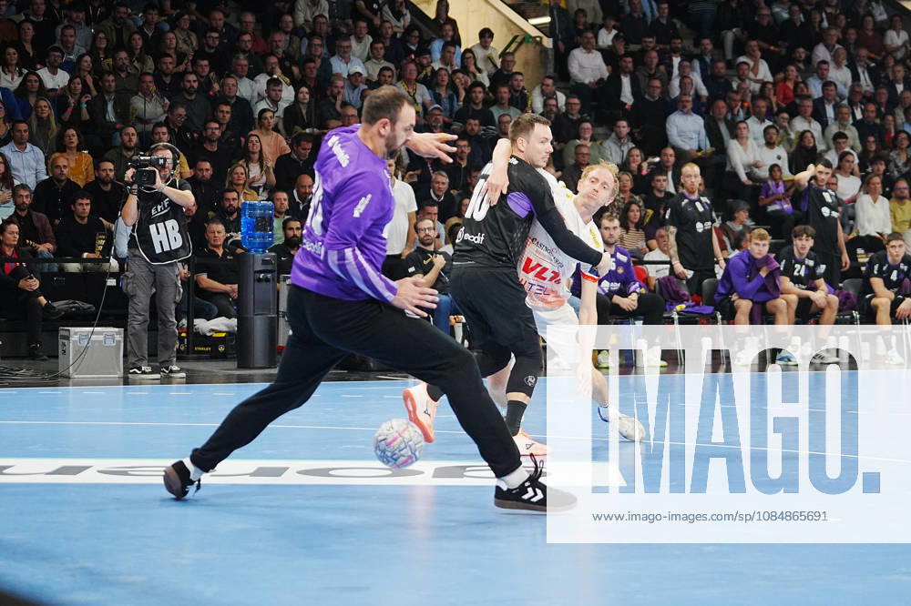 Nantes 21 Octobre 2026 9 Azer OmeragiÄ¡ of Varda Skopje and 10 Rok Ovnicek of HBC Nantes during the EHF Champions League, handball match between HBC Nantes and Vardar Skopje on 21 October 2026 at H Arena in Nantes, France - Photo Nantes France - ZUMAl193 20261021_zsp_l193_043