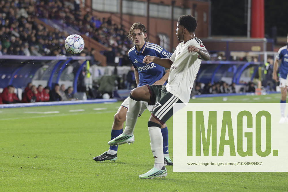 IPA90010521 - Andrey Santos of Manchester United, ManU battles for the ball with Nico Paz of Como 1907 during the Como 1907 vs. Manchester United FC match in the 2026-27 Champions League group stage - Matchday 3, game at the Giuseppe Sinigaglia Stadium in Como (CO), Italy, on October 21, 2026.