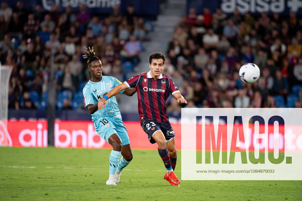NICO WILLIAM of Athletic Club (L) competes the ball with MANU SANCHEZ of Levante UD (R) during the LaLiga EA Sports, match between Levante UD and Athletic Club at Ciutat de Valencia stadium Valencia Spain - ZUMAs385 20261021_zsp_s385_052